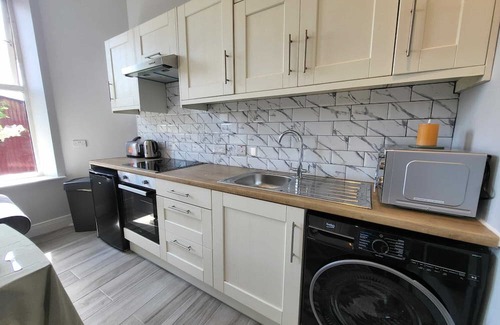 Victorian Quarter Apartment | Top Location - Newly Refurbed 2BD, Sleeps 6 W/Loft