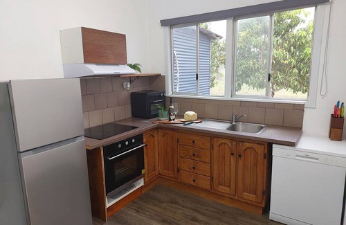 Taunton House | Ridge Top Farm House - 20 mins from Agnes Water/1770 - bush and beach holiday