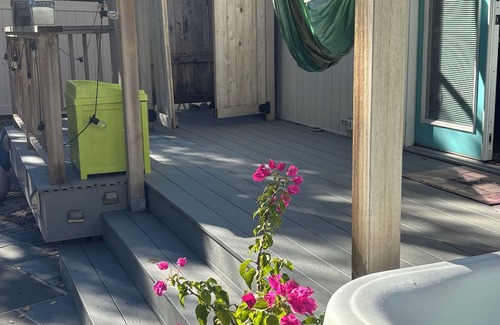 Glen Cove House | MerShell’s Beach House is a 5 minute walk from local beach/boardwalk or marina