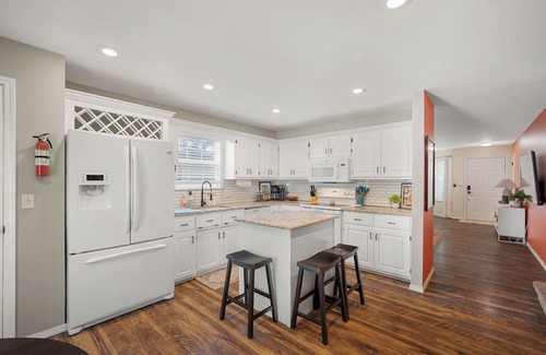 Joplin House | Logan Lodge Pool House~ 4 Bedrooms 3 Bathrooms