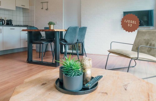 Nieuw Heeten House | Enjoy a comfortable stay in the IJssel Comfort bungalow for 2 people at Vakantiepark de Sallandshoeve, surrounded by the beauty of Overijssels Salland nature.