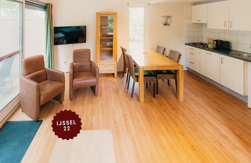 Nieuw Heeten House | Enjoy a comfortable stay in the IJssel Comfort bungalow for 2 people at Vakantiepark de Sallandshoeve, surrounded by the beauty of Overijssels Salland nature.
