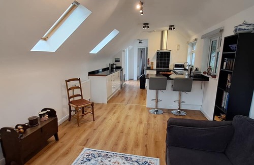 Hindhead Apartment | Cosy Annex Flat with secluded patio