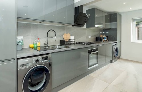 Tilehurst House | Spacious Home Heated Pool(May-Sep) in Tilehurst - Pass the Keys