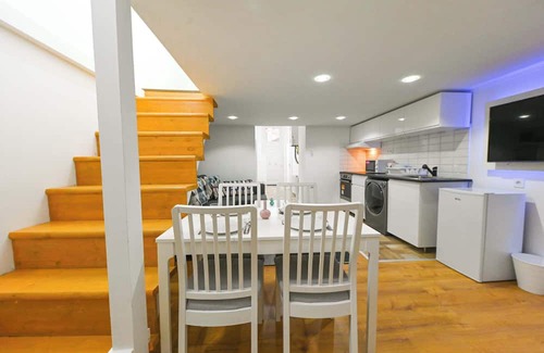 Erzsebetvaros Condo | Lovely studio flat in Damjanich street - Leonard