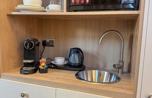 Padfield Apartment | Located in the heart of Glossop in the High Peak, Westwood Boutique Aparthotel combines comfort with convenience. Set against the breath-taking backdrop of the Peak District.