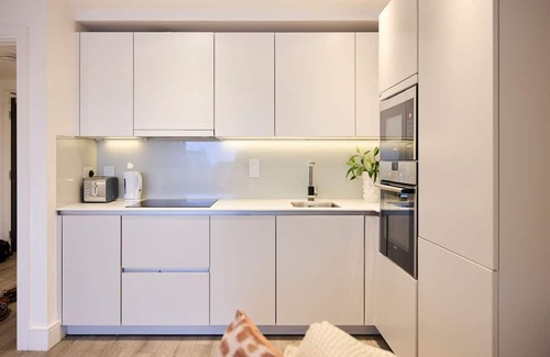 Streatham Hill Apartment | Streatham Hill Modern Flat with Balcony