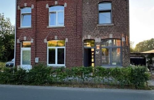 Klabbeek House | Vacation Home in Tubize with Garden and Jacuzzi