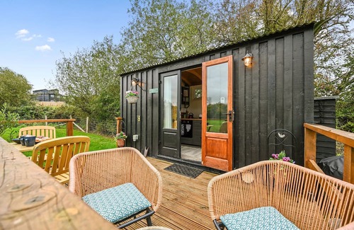 Blackham Cottage | Deer Shepherds Hut - a holiday let that sleeps 2 guests in 1 bedroom