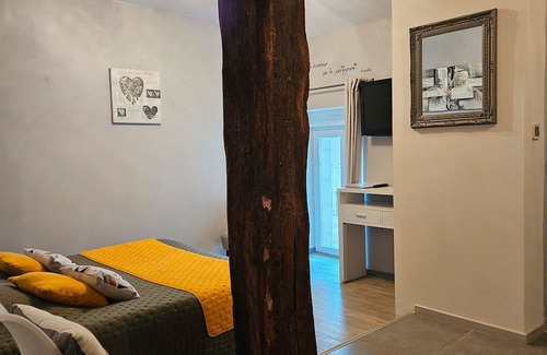 Neuville-de-Poitou Bed & Breakfast | Family Guest Room Near Futuroscope – Breakfast Included, Shared Pool