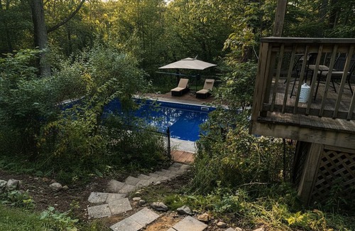 East Chatham House | Blue Bird Chalet – 5BR Retreat w/Sauna, Pool + Loft, Near Jiminy Peak