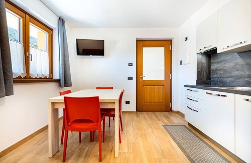 Isolaccia Apartment | Apartment '2' with Mountain View, Shared Terrace and Wi-Fi