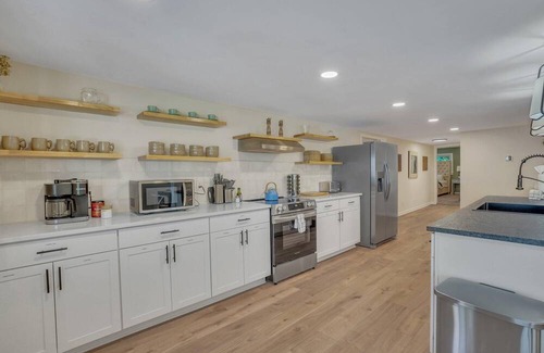 Manning House | Marvelous Manning: 4-Bdr + Studio + Waterfront