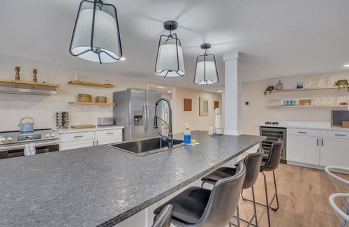 Manning House | Marvelous Manning: 4-Bdr + Studio + Waterfront