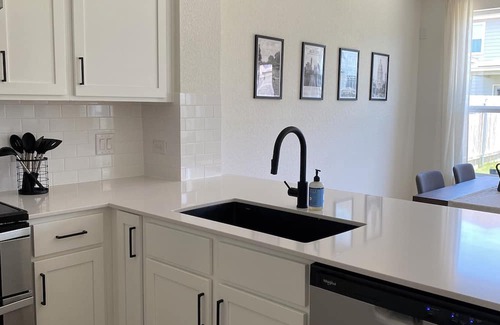 Manor House | Manor Vacation Rental w/Yard: 15 Miles to Austin!