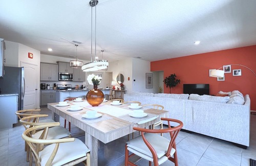 Loughman House | Beautiful 5 Bed Pool Home with Game Room-7543OL