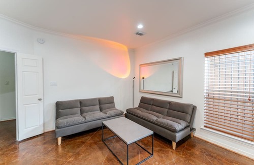 Hyde Park House | Roomy Stay in Houston’s River Oaks District! 3BR, 3.5BA, Prime Location!