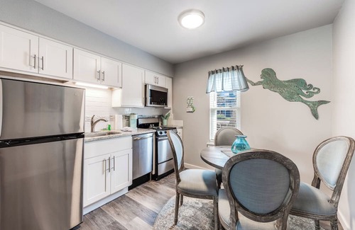 Port Aransas Condo | Cozy Studio Large Pool w/a Private Courtyard and a 5 Min Walk to the Beach