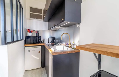 Old Town Condo | Charming studio in the heart of Menton, ideally located just a stone's throw from the sea and local shops. Fully equipped for your comfort, it features a quality sofa bed, a functional kitchen, and everything you need for a pleasant stay.