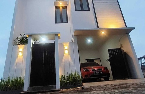 Sidomulyo House | VILLA ARSY : 3 Bedrooms with AC for comfort and freshness in Batu City,East Java