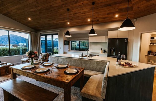 Wanaka House | Te Moana - Lake Views - Sleeps 7