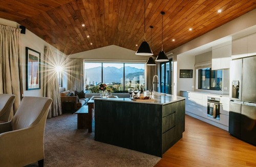 Wanaka House | Te Moana - Lake Views - Sleeps 7