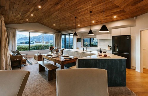 Wanaka House | Te Moana - Lake Views - Sleeps 7