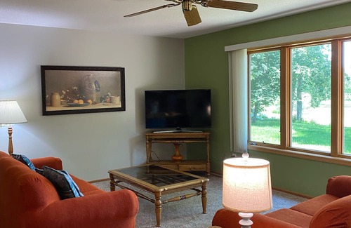 Battle Lake House | Spacious 4-bedroom house overlooking hole 2 of Balmoral golf course.