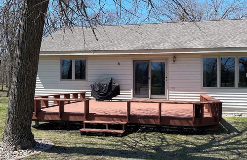 Battle Lake House | Spacious 4-bedroom house overlooking hole 2 of Balmoral golf course.