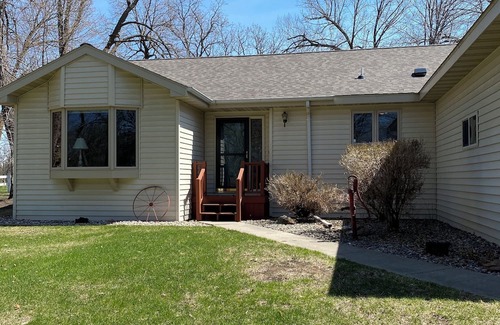 Battle Lake House | Spacious 4-bedroom house overlooking hole 2 of Balmoral golf course.