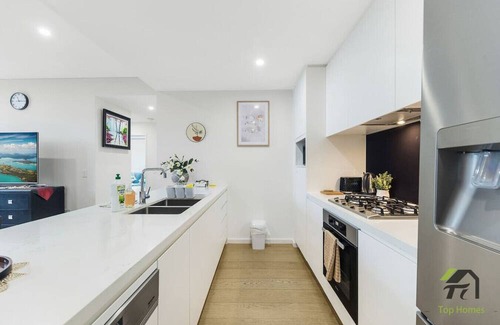 Eastwood Condo | Vivid & Lovely Apartment in Eastwood 2B2B