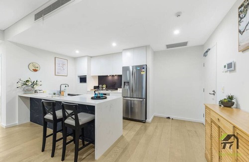 Eastwood Condo | Vivid & Lovely Apartment in Eastwood 2B2B