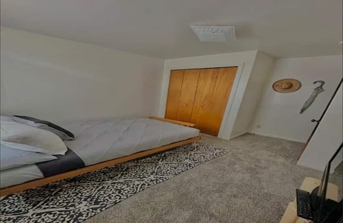 Lansing House | Cozy Clean Convenient Casita