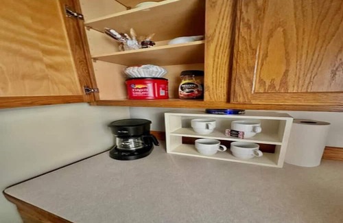 Lansing House | Cozy Clean Convenient Casita