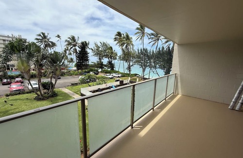 Punaluu Condo | Tranquil 1-bedroom condo on a sandy beach in Hauula
