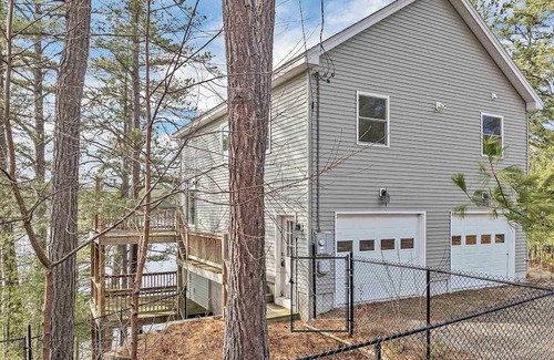 Freedom House | Freedom! Charming 3-bedroom house with Hot tub, private sandy beach and dock!