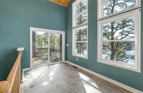 Freedom House | Freedom! Charming 3-bedroom house with Hot tub, private sandy beach and dock!