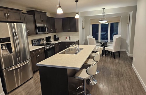 Regina House | Comfy 3-bedroom house in Harbour Landing, Regina.