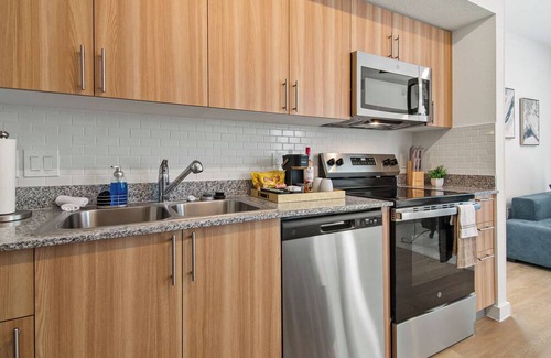 Addicks Apartment | "GuestReady Cozy Retreat: Relax in Style"