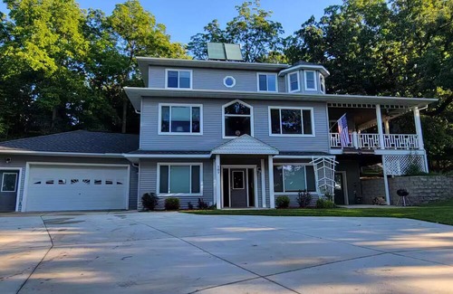 Decorah Apartment | Modern Comfort Riverview Stay