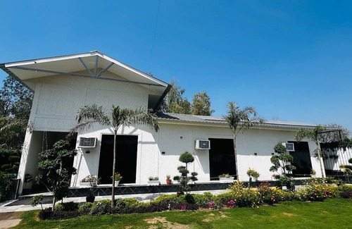 Noida House | Terrific 6-bedroom house in Noida