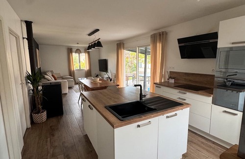 Aubenas House | Holiday Home 'Maison Paisible' with Private Terrace, Private Garden and Wi-Fi