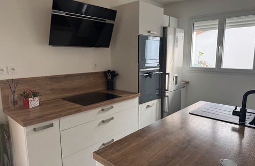 Aubenas House | Holiday Home 'Maison Paisible' with Private Terrace, Private Garden and Wi-Fi
