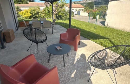 Aubenas House | Holiday Home 'Maison Paisible' with Private Terrace, Private Garden and Wi-Fi
