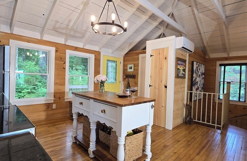 Union House | Lakeside Escape: Renovated Lake House + Bunkhouse + Water Toys + Hot Tub