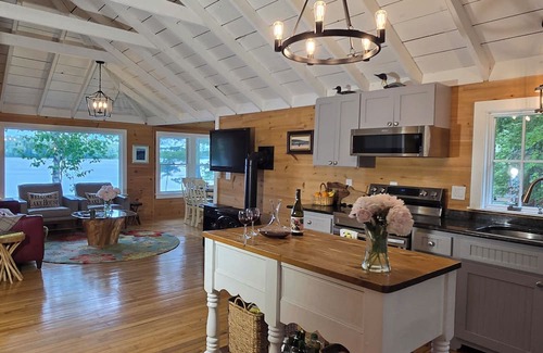 Union House | Lakeside Escape: Renovated Lake House + Bunkhouse + Water Toys + Hot Tub