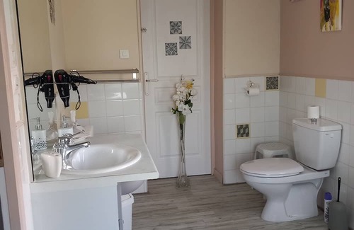 Saint-Laurent-des-Vignes House | 3-bedroom air-conditioned house with TV and 3 private bathrooms