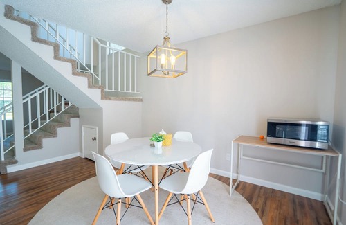 Lancaster House | Spacious 4-bedroom house with WiFi and AC in Lancaster