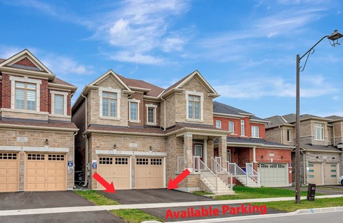 Stouffville House | Luxurious Master guest suite w/office space in Stouffville, Canada