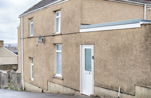 St. Thomas House | Parking, Smart TV's in All Rooms, Central Location